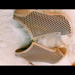 NWOT Steve Madden Women’s Caged Zip Up Booties